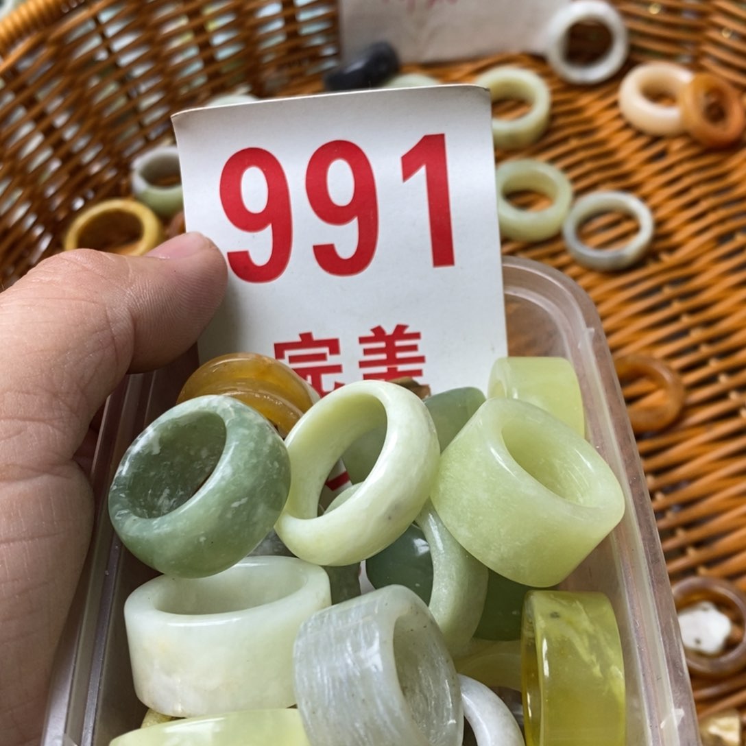 蛇纹石玉挂坠未镶嵌