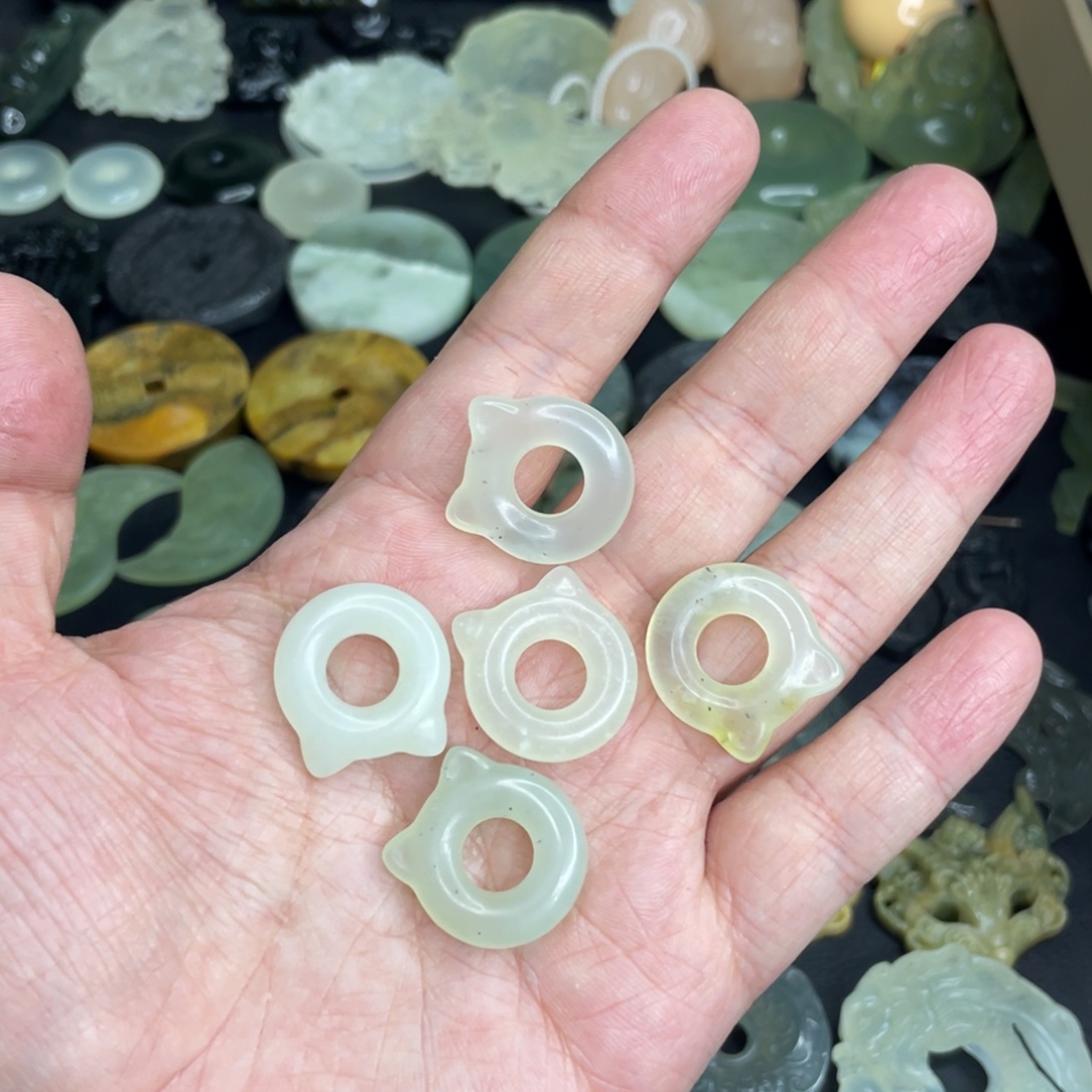 岫玉未镶嵌颈饰猫圈