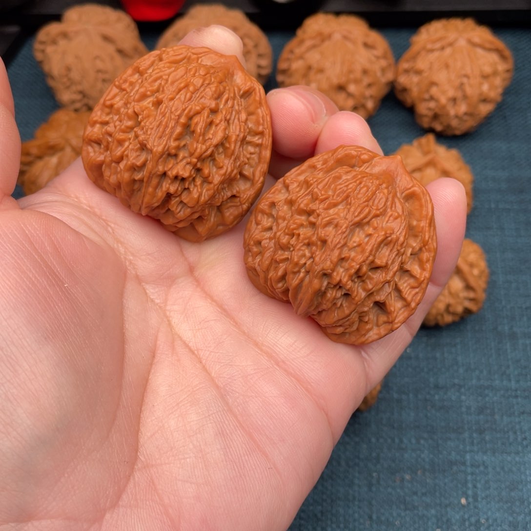 文玩核桃把件全品红皮虎头41