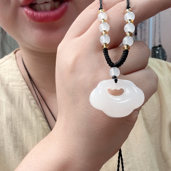 石英质玉未镶嵌颈饰白