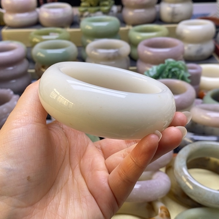 用***3石英质玉未镶嵌手镯