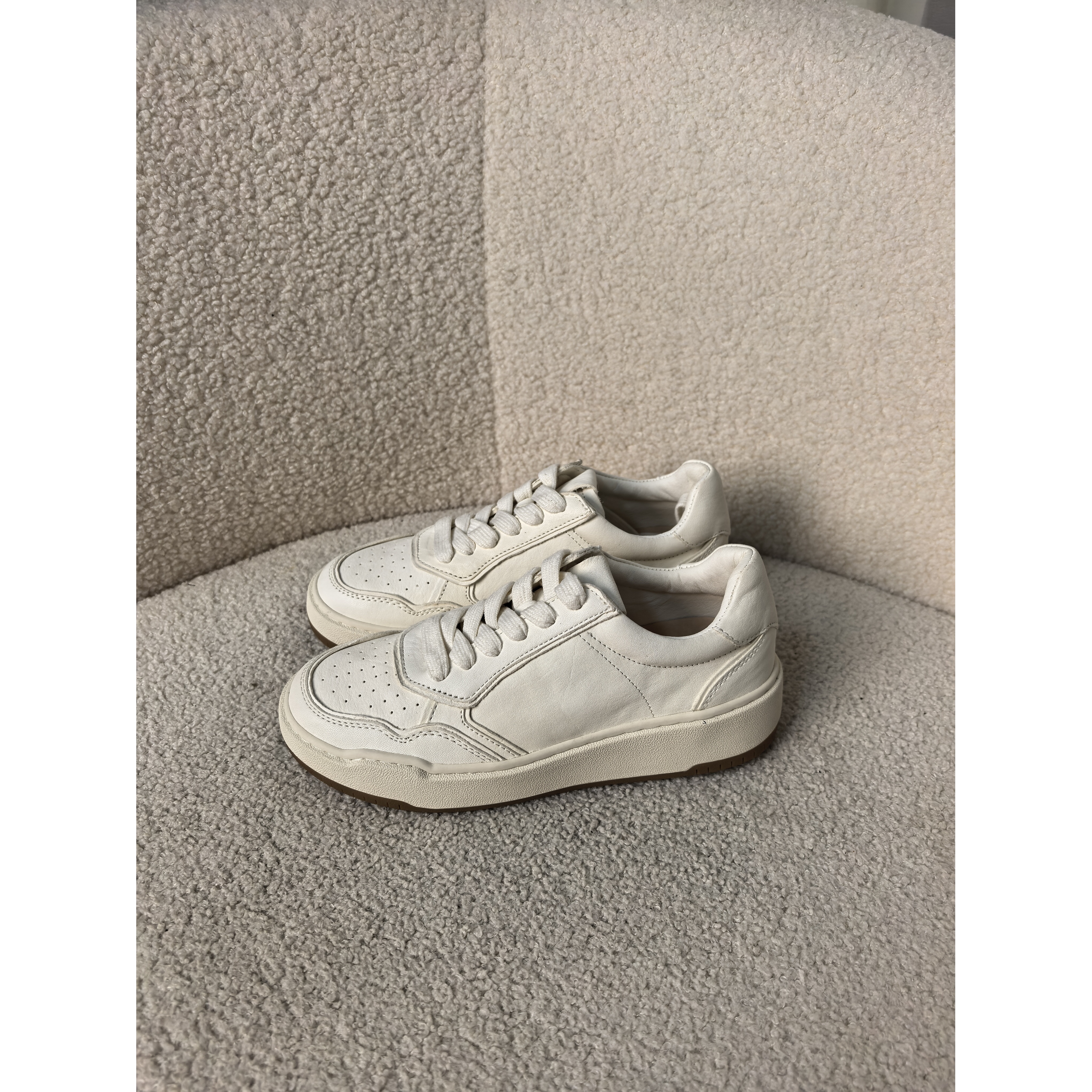 老王甄选 秋季新款 金典简约百搭休闲款女士小白鞋