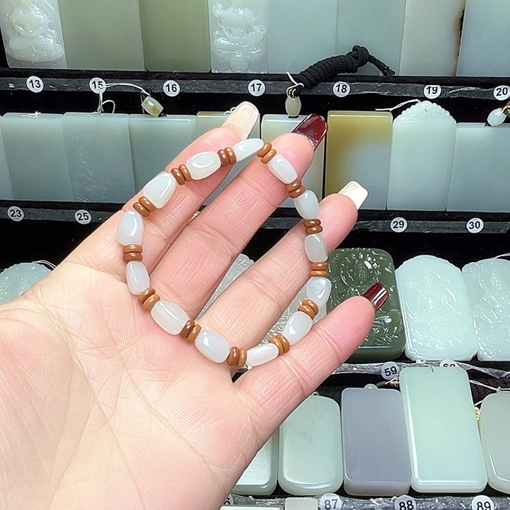 和田玉颈饰未镶嵌