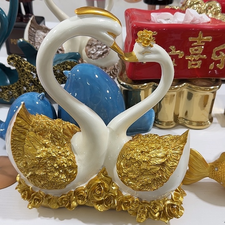 用***6树脂金色情侣天鹅