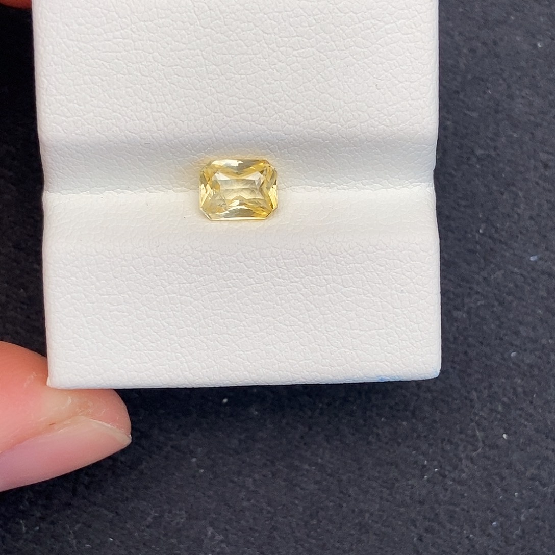 s***0蓝宝石裸石1.1 ct