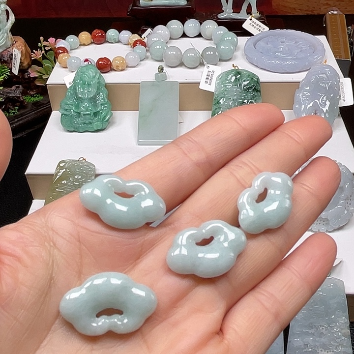 翡翠未镶嵌颈饰翡翠多样性其一