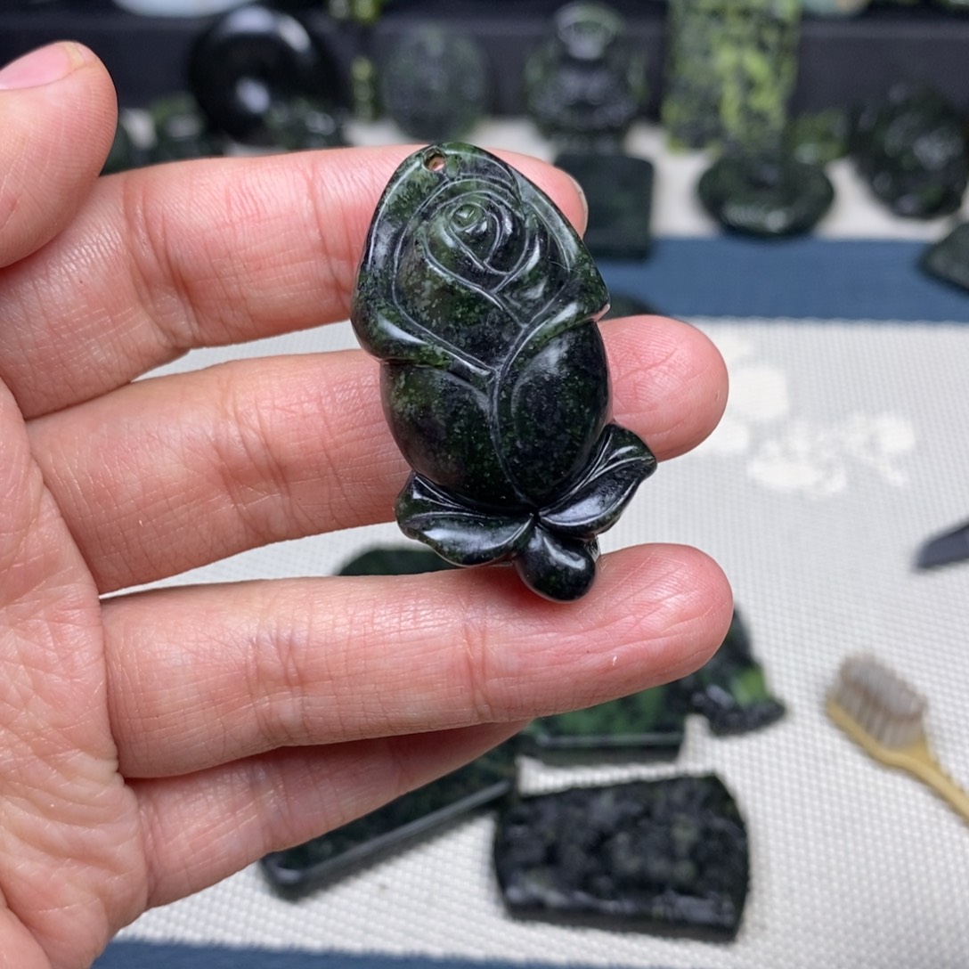 蛇纹石玉未镶嵌颈饰高冰玫瑰