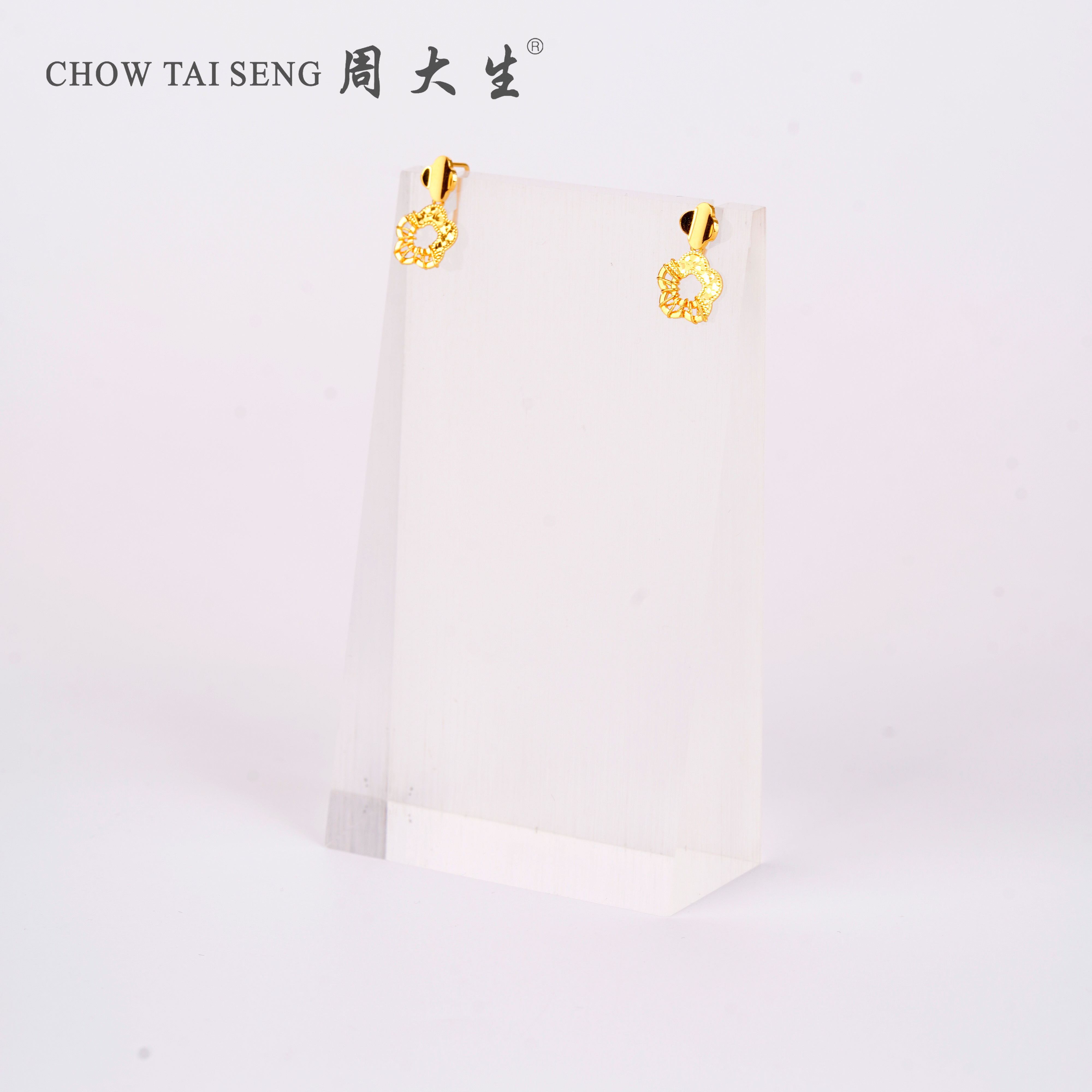 Chow Tai Seng/周大生镂空花花足金七字针 2.74g 174号