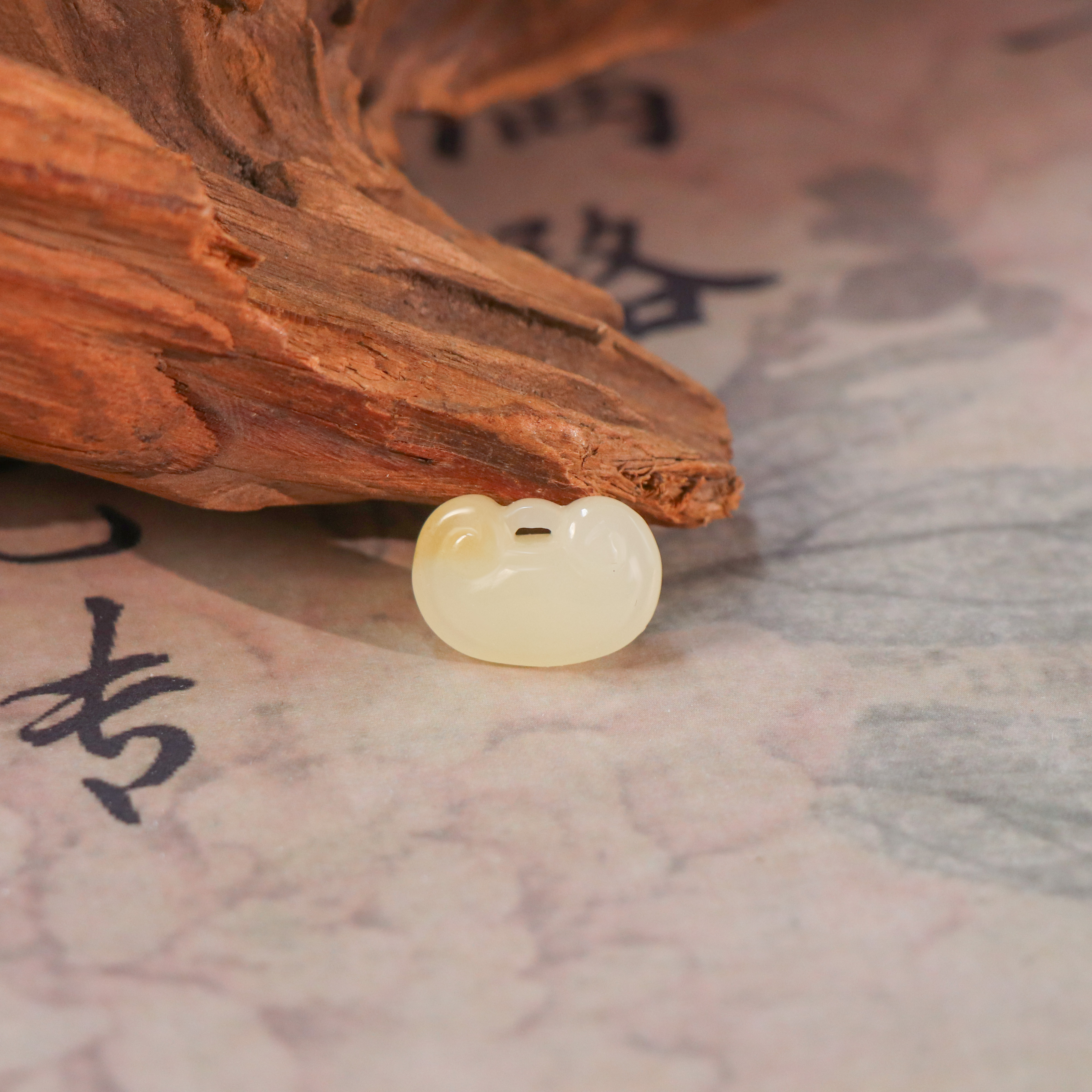 天然和田玉新疆若羌黄口玉锁吊坠A048