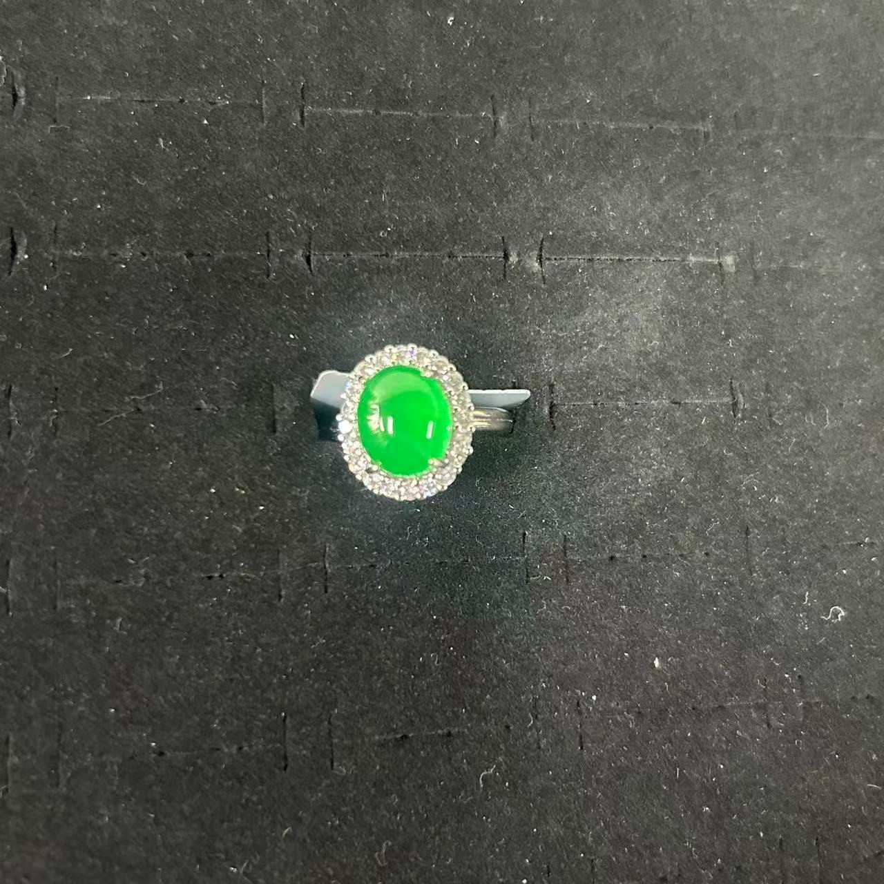 绿翠色蛋面玉石戒指