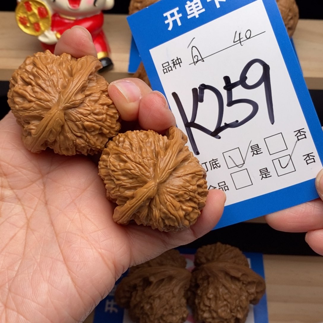 文玩核桃吊坠善***人白狮子核桃