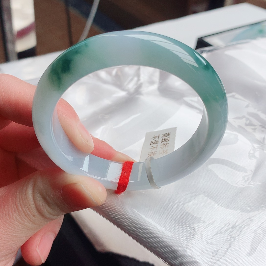 翡翠手镯未镶嵌天然翡翠A货