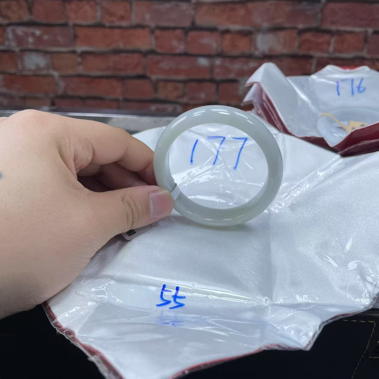 毛货手镯需精细抛光/177