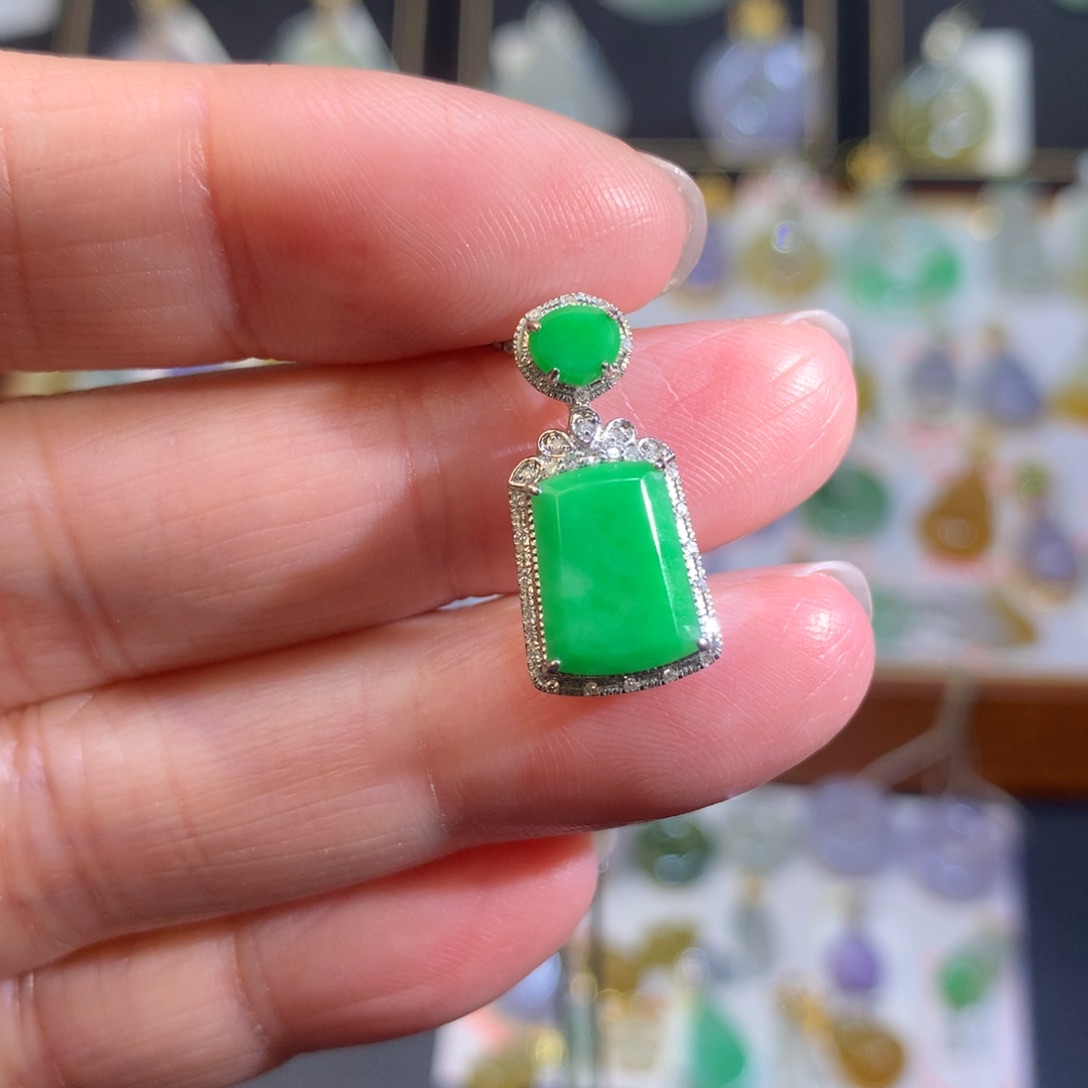 荔***"翡翠18K金镶嵌颈饰