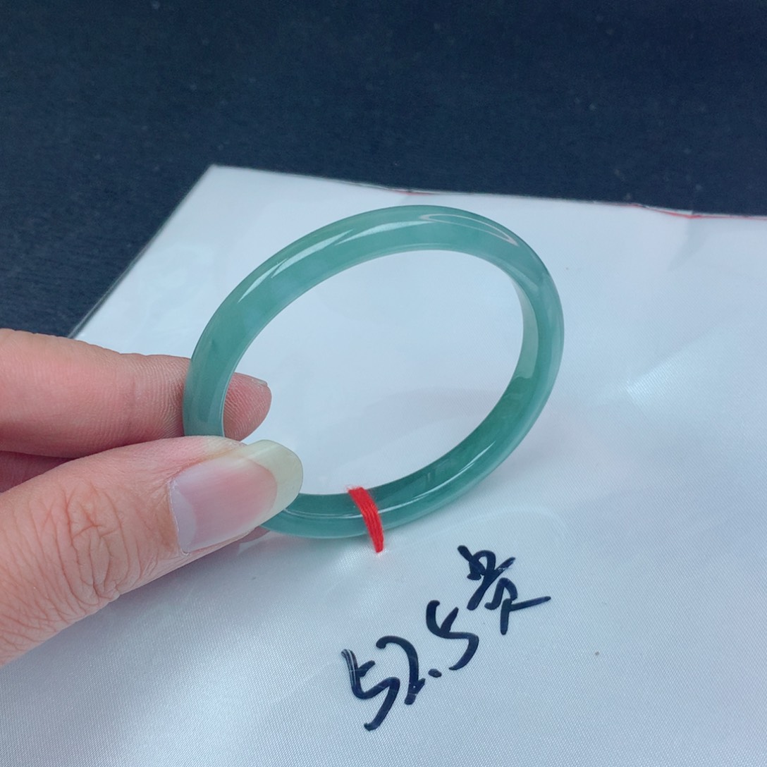 翡翠手镯未镶嵌翡翠手镯