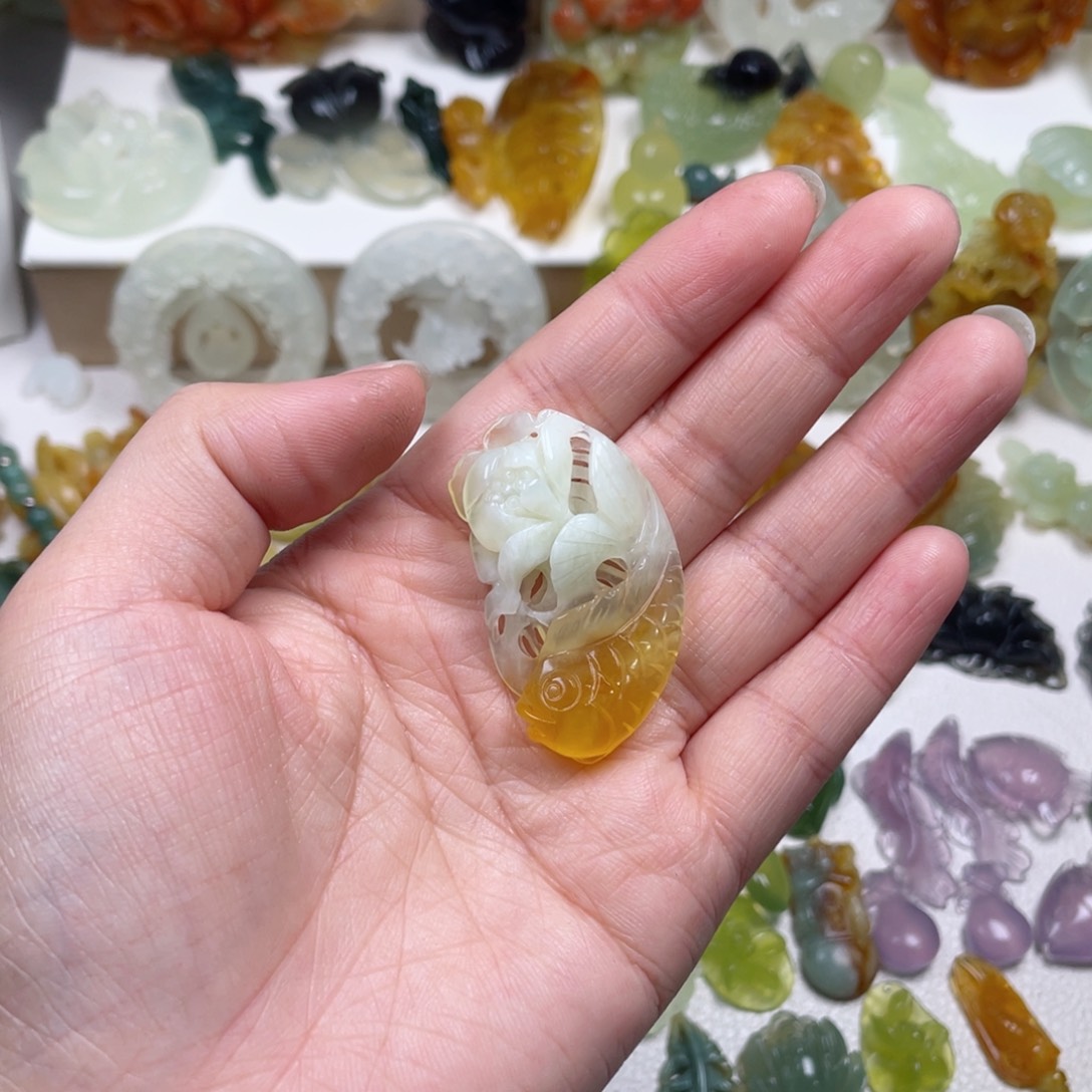 鱼***鱼蛇纹石玉未镶嵌颈饰