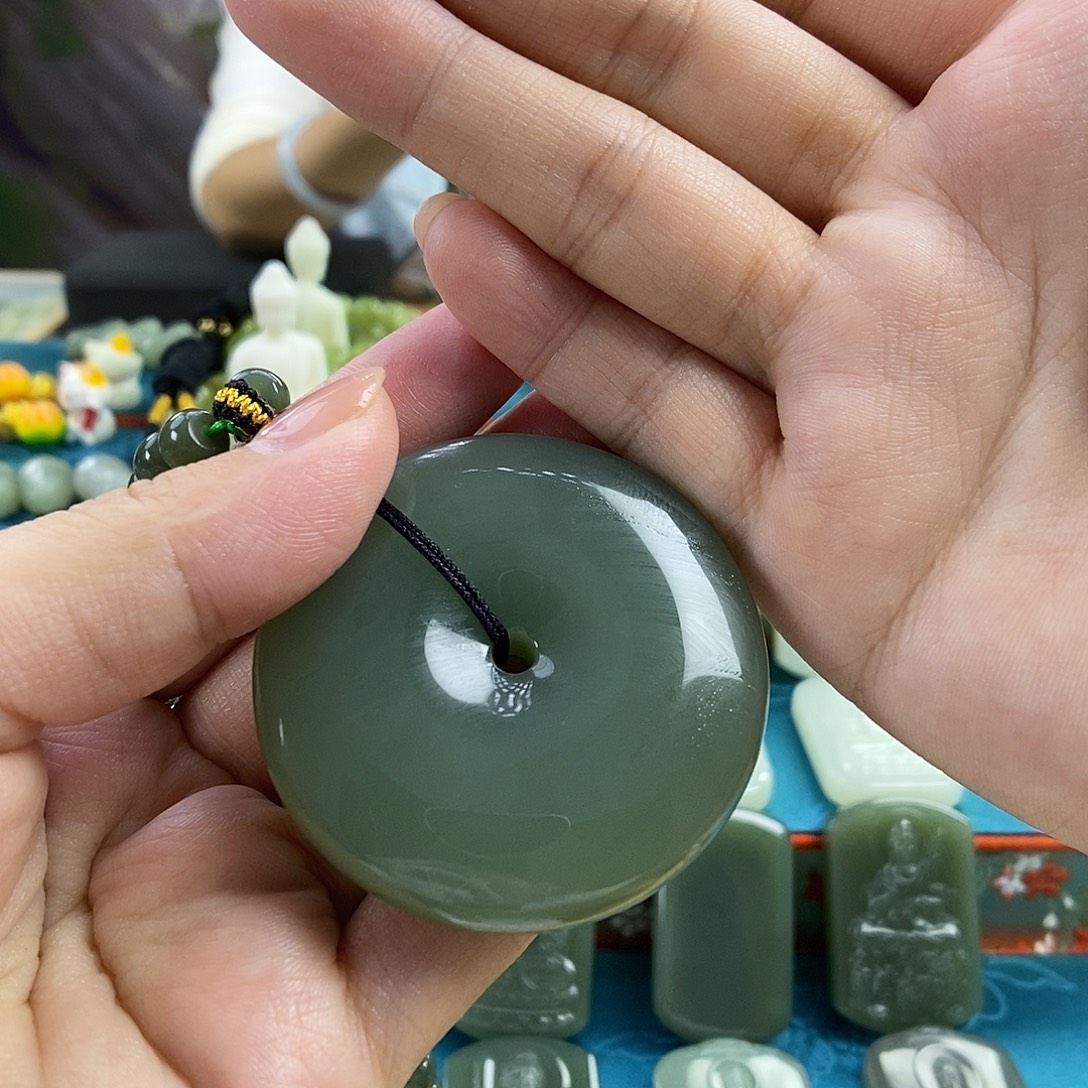 衹***妳和田玉未镶嵌颈饰