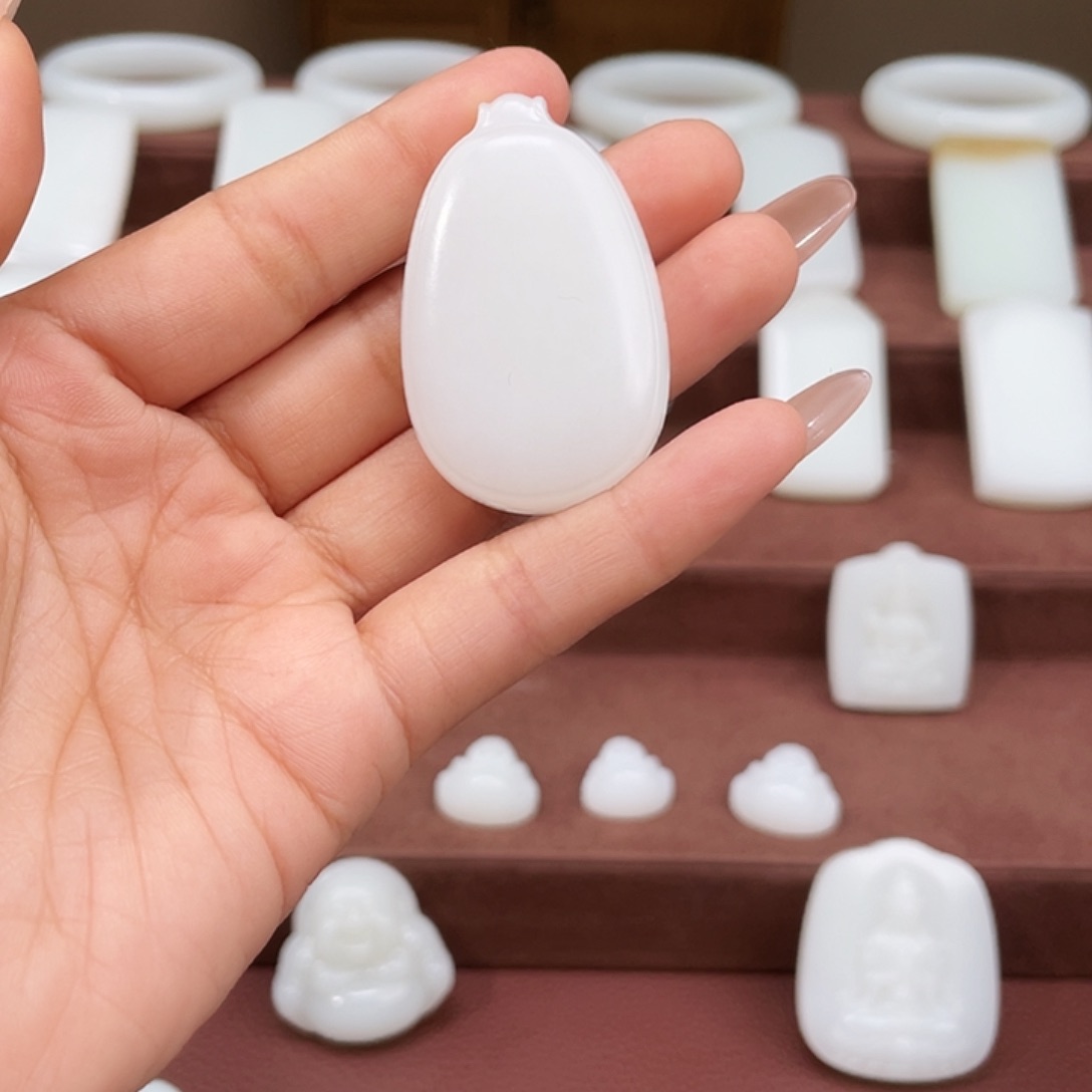 和田玉未镶嵌颈饰小**葛