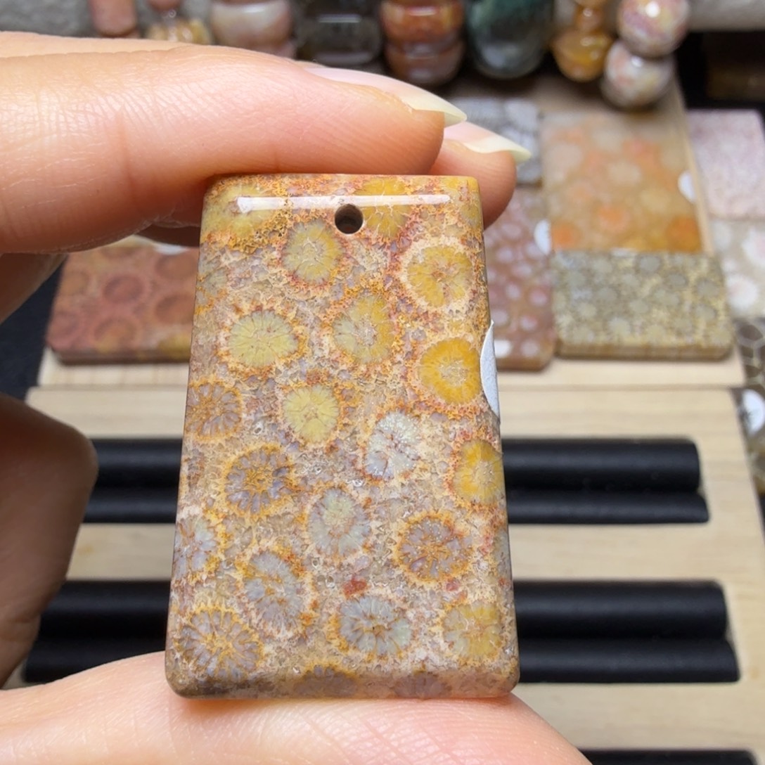 硅化玉未镶嵌复古满花，有点骨骼