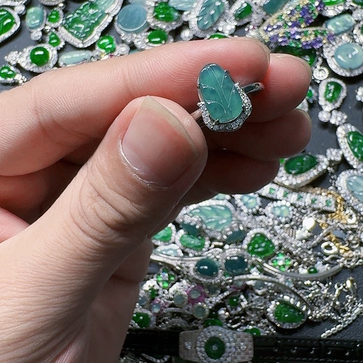 翡翠颈饰未镶嵌天然A货翡翠放漏