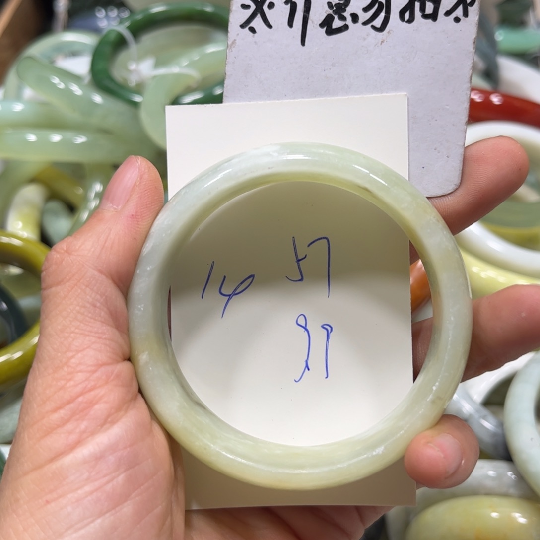 蛇纹石玉手镯未镶嵌