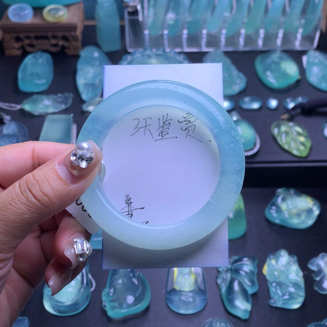 蛇纹石玉手镯未镶嵌七***?