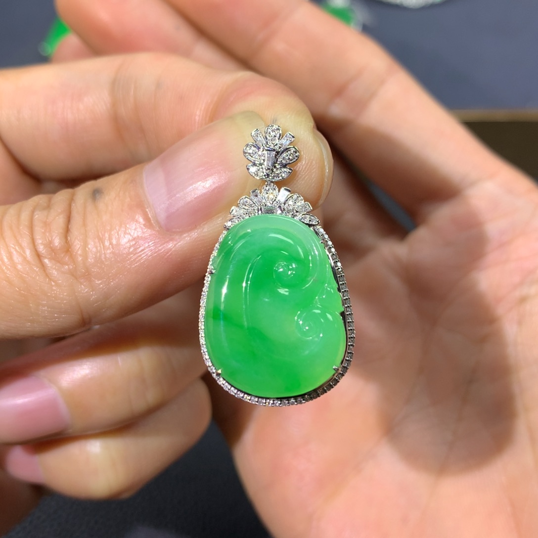 翡翠颈饰18K金镶嵌翡翠