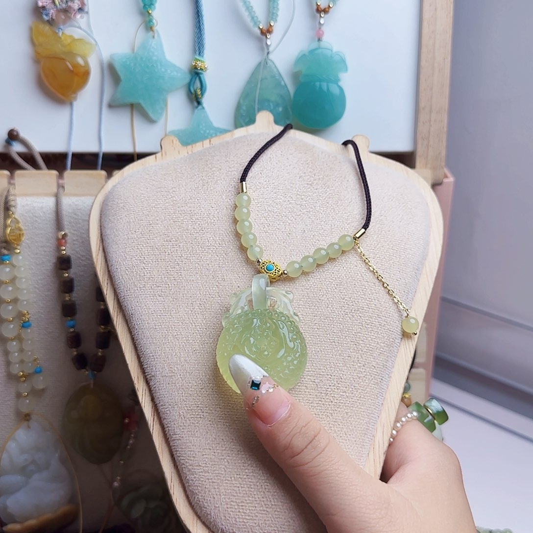 琉***妖蛇纹石玉合金颈饰