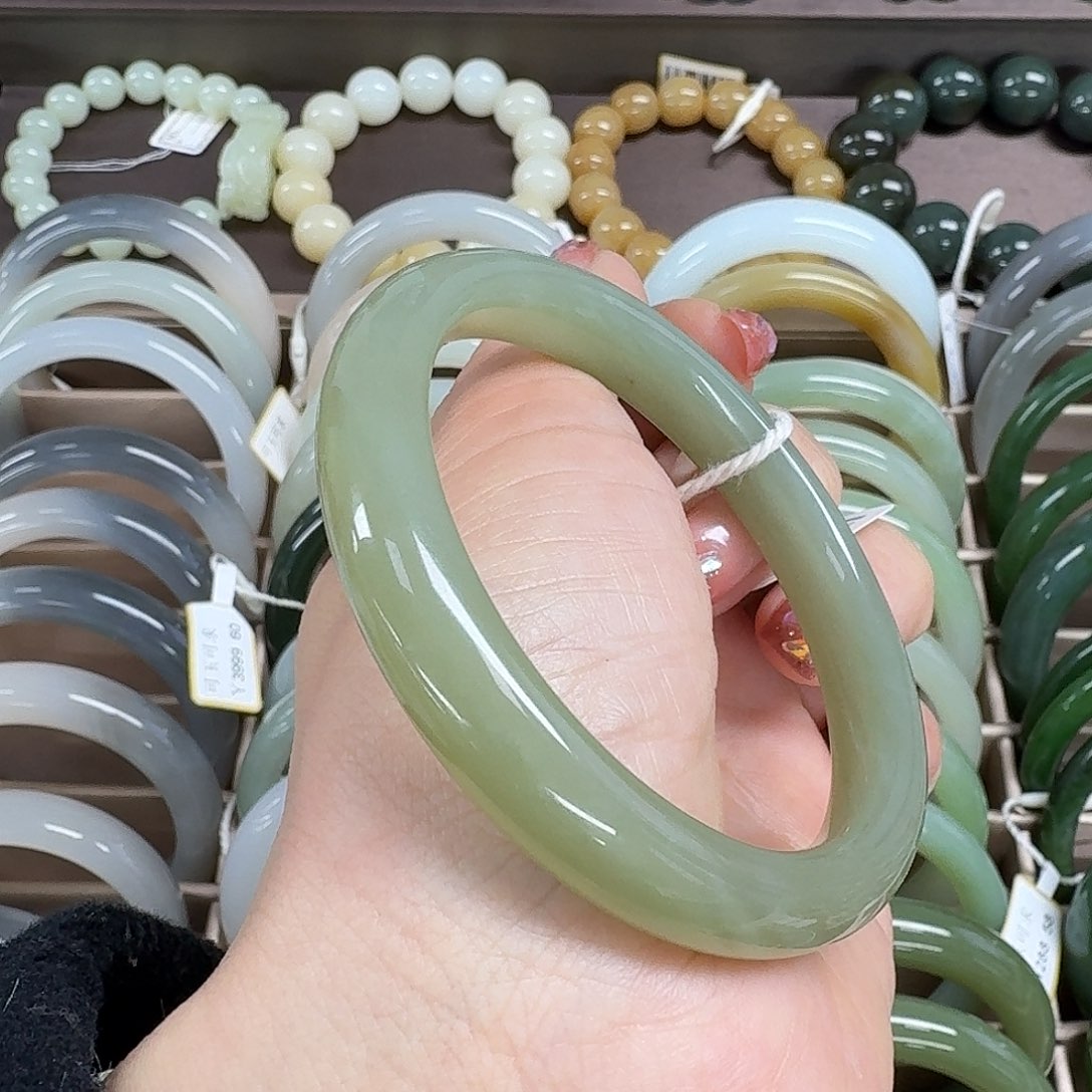 和田玉手镯未镶嵌