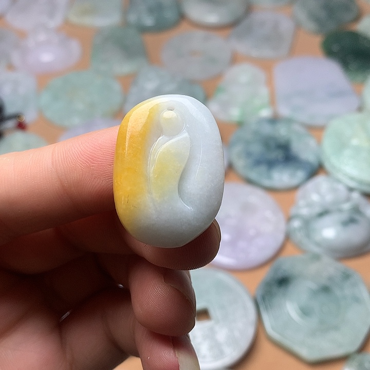 翡翠未镶嵌颈饰悟道