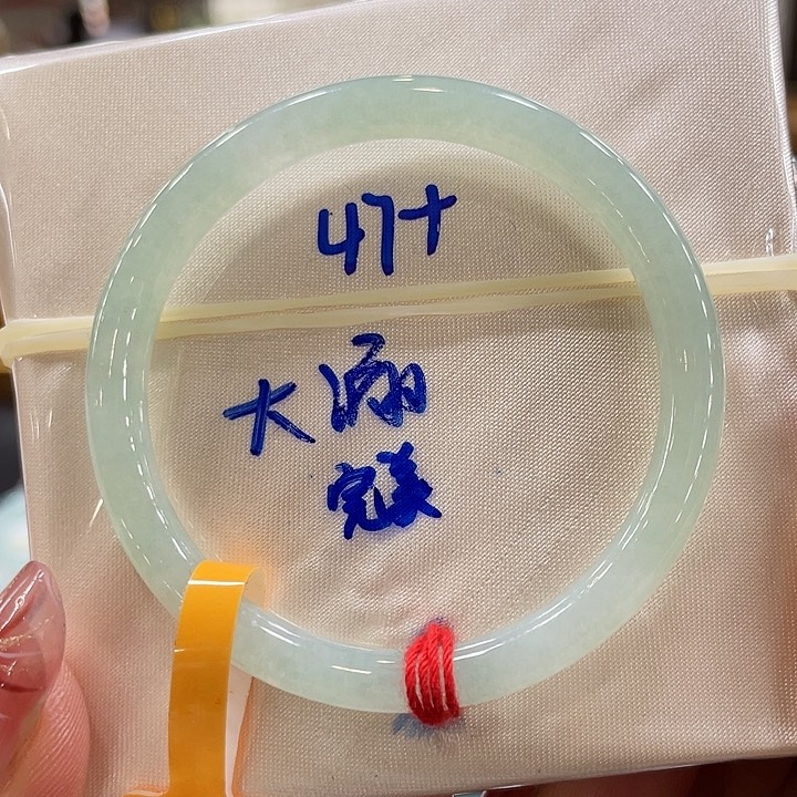 翡翠手镯未镶嵌香****?翡翠手镯