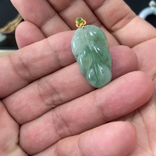 翡翠18K金镶嵌颈饰每****塞叶子