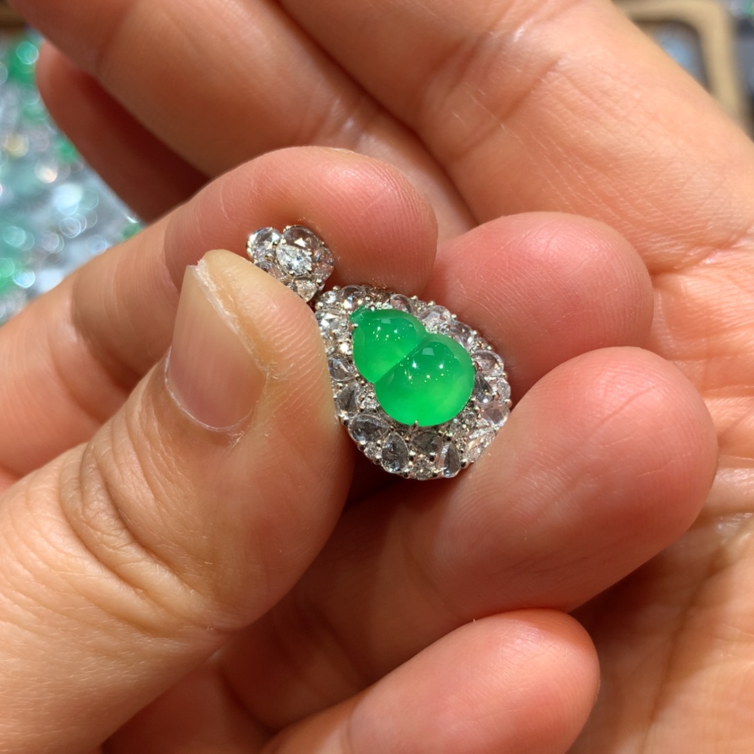 翡翠18K金镶嵌颈饰吊坠