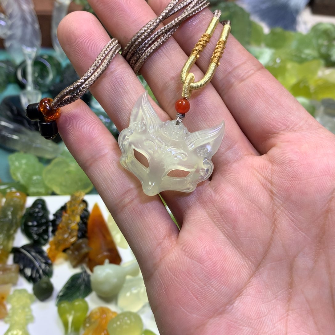 岫玉颈饰未镶嵌狐狸面具