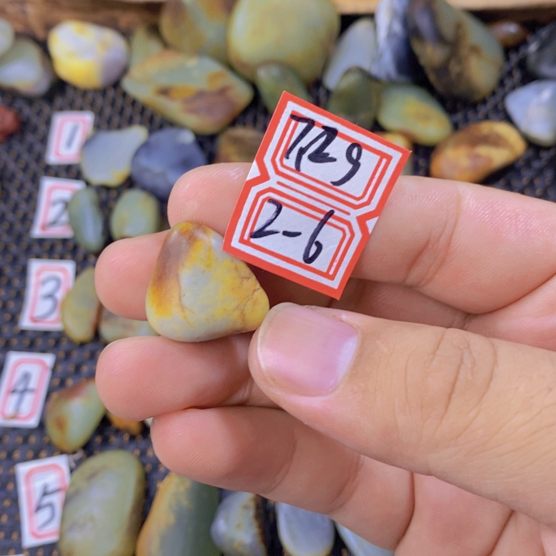 颈饰未镶嵌和田玉（糖玉）