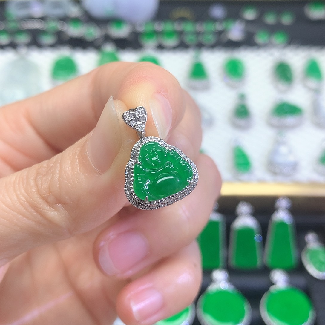 颈饰18K金镶嵌翡翠吊坠