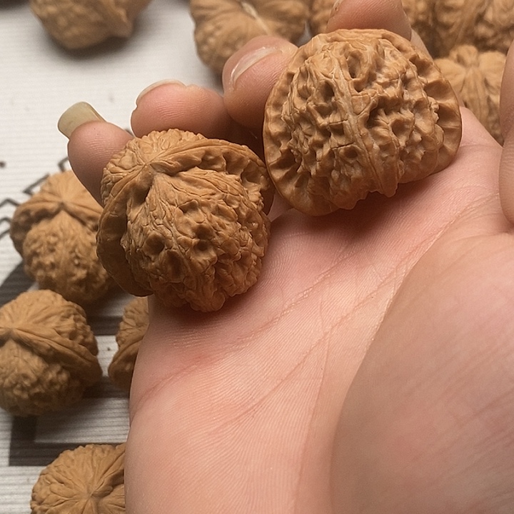 何***米吊坠文玩核桃39三角白有黄