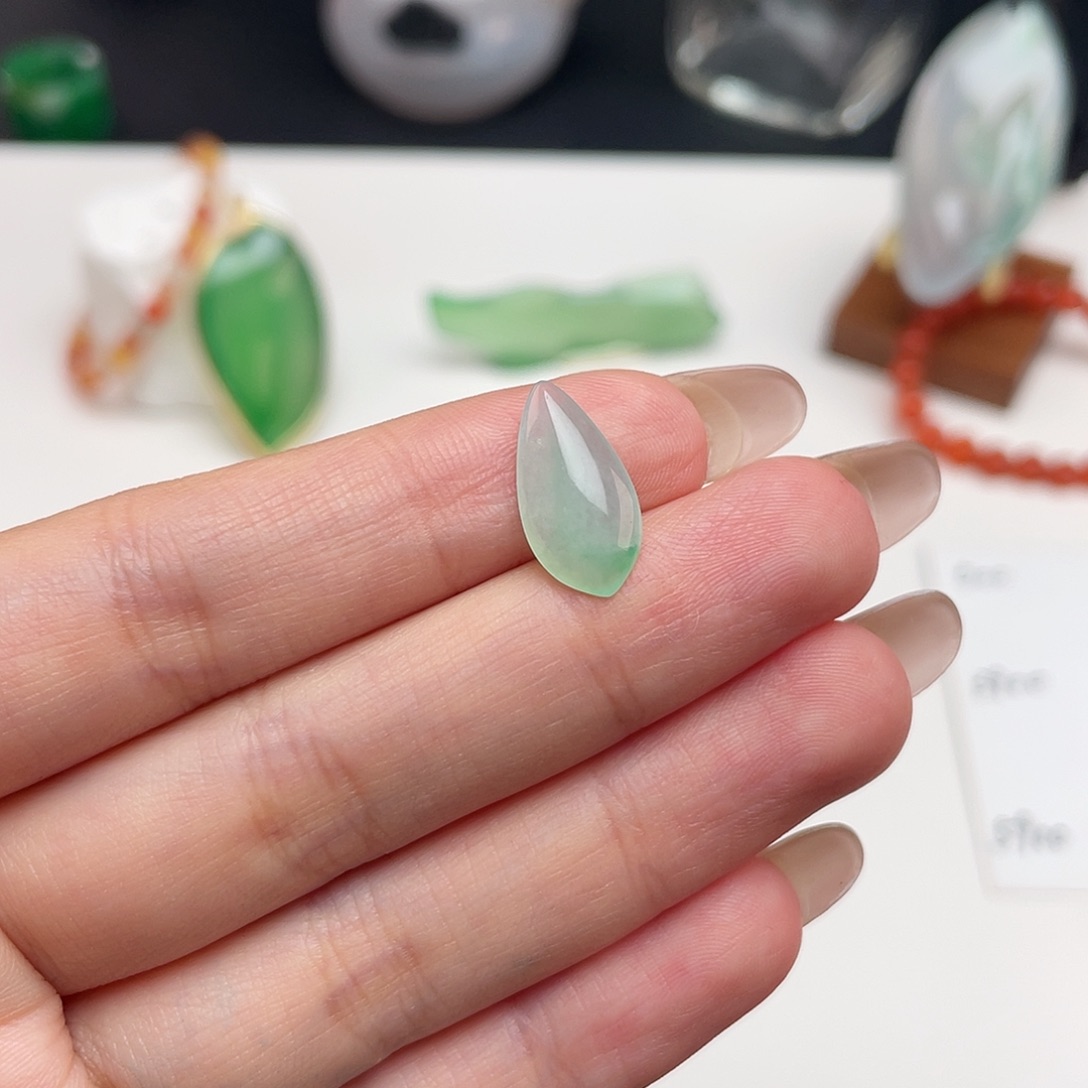 翡翠未镶嵌颈饰小绿