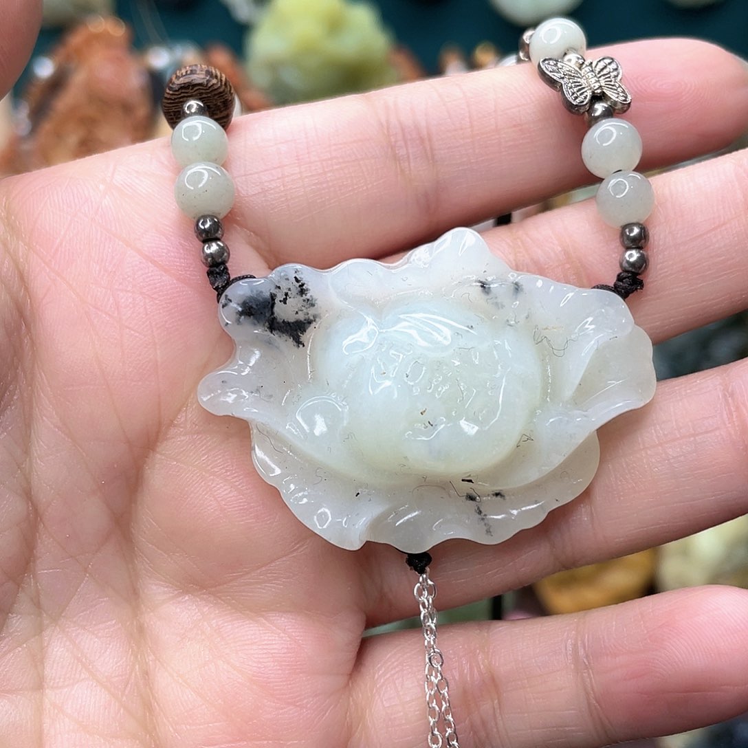 蛇纹石玉颈饰未镶嵌