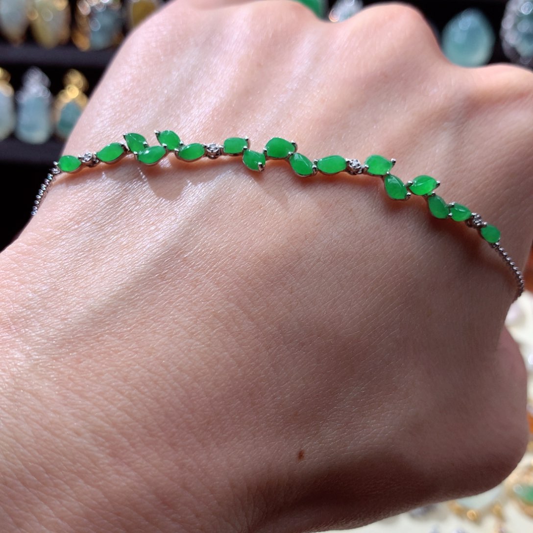 翡翠颈饰18K金镶嵌雪***梨翡翠