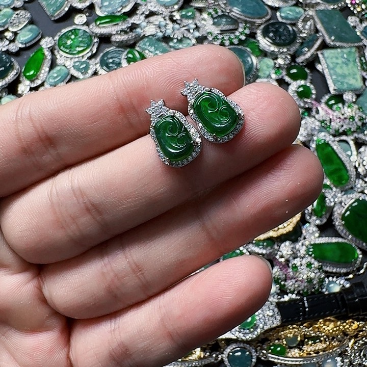 翡翠颈饰未镶嵌天然A货翡翠放漏