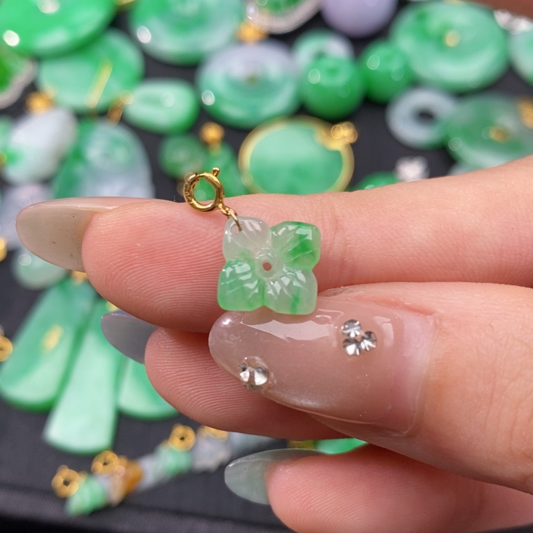 翡翠18K金镶嵌颈饰翡翠