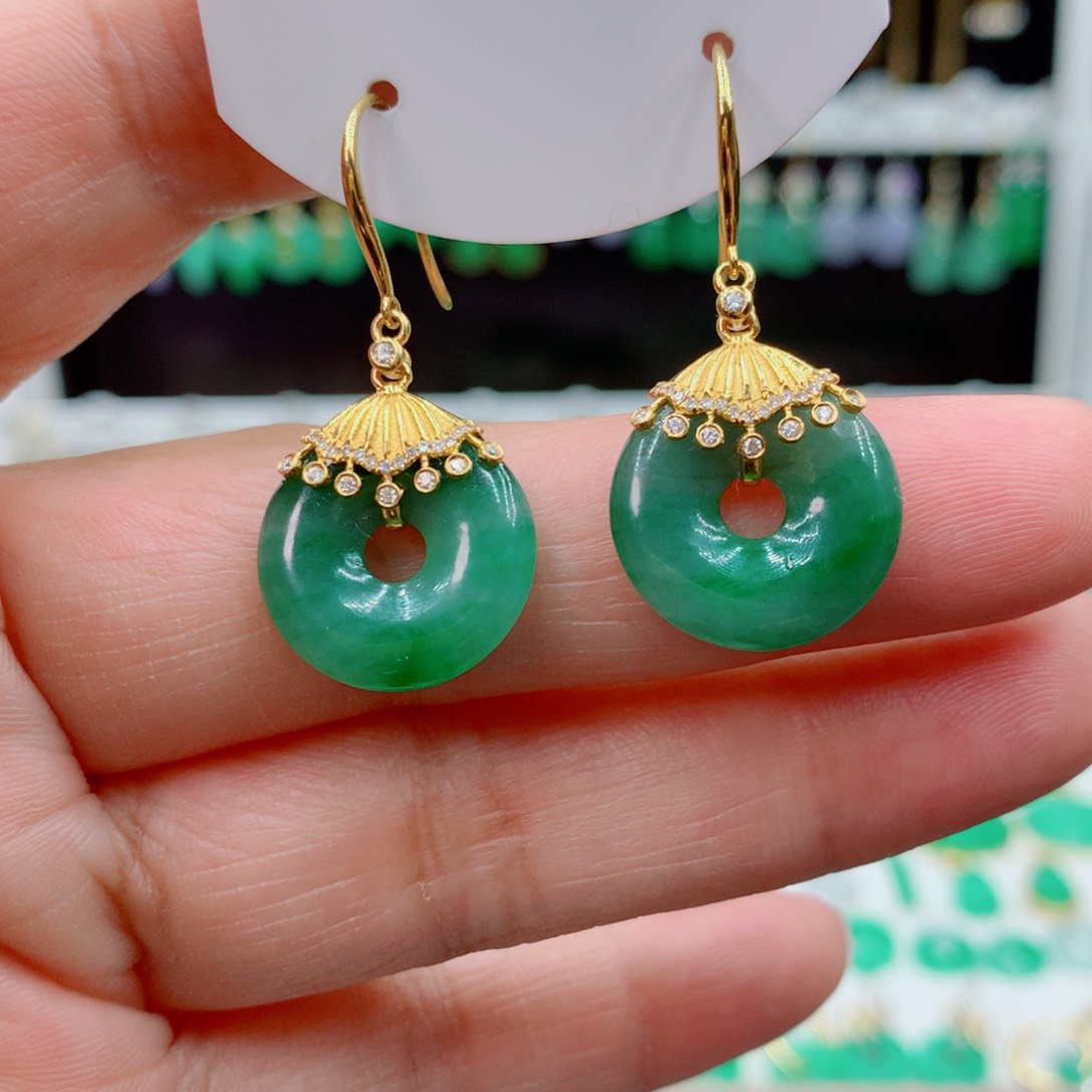 翡翠18K金镶嵌耳饰的