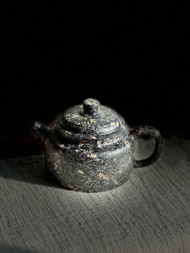 安山玉黑底金花德钟壶