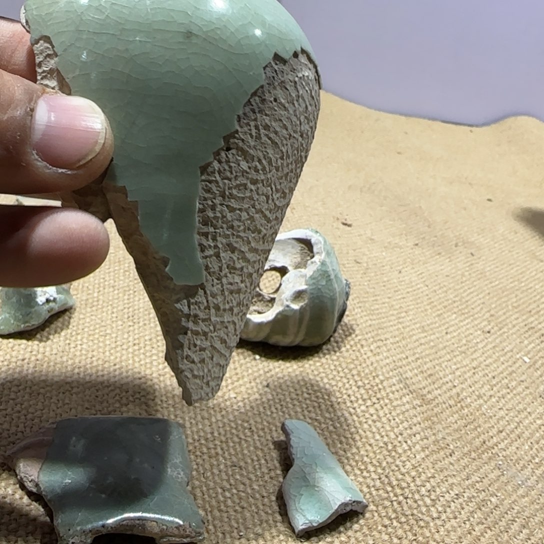 人***陶摆件瓷片。       