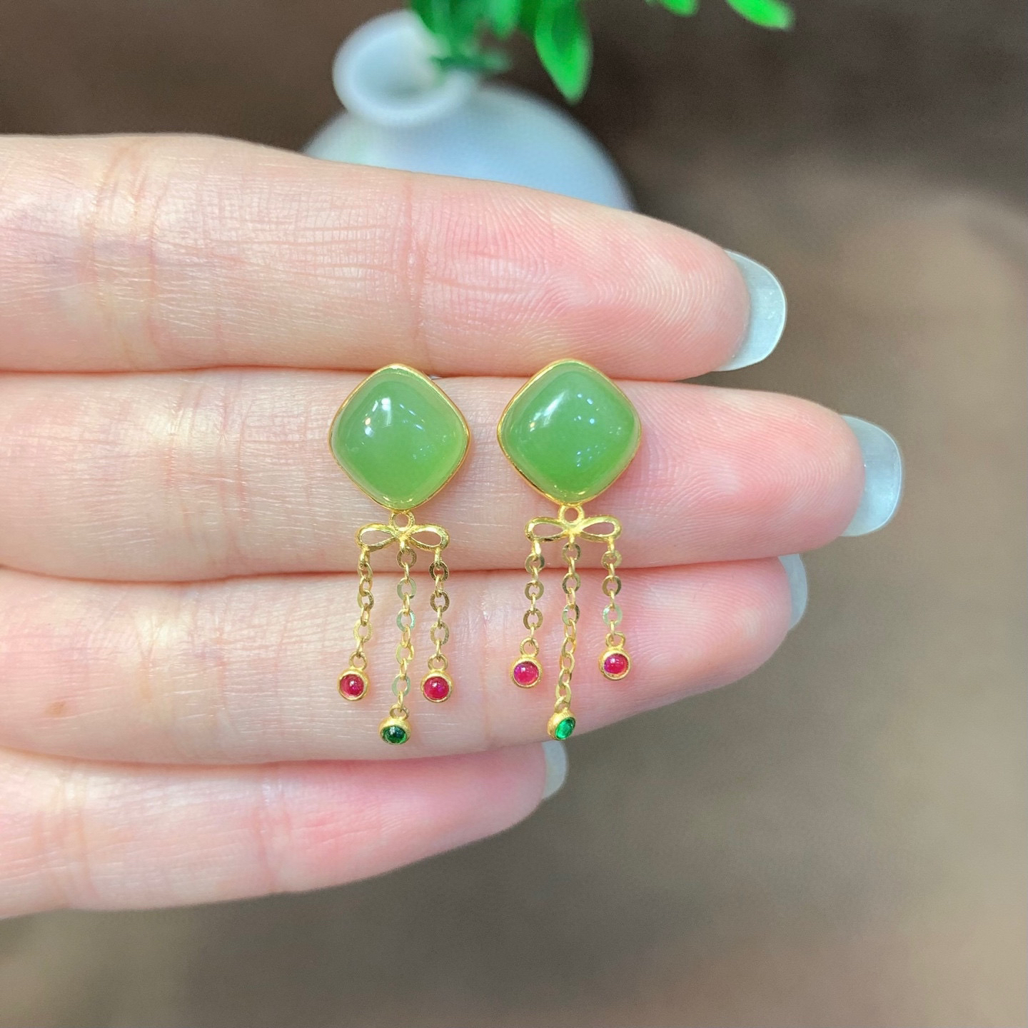 18k金和田碧玉方块耳钉，料子细腻，品质过灯可见！裸石规格约：8mm，