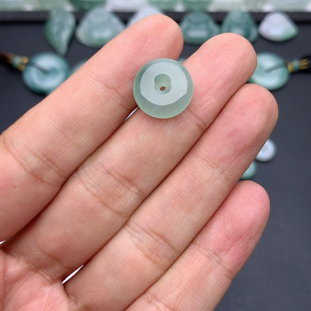 木***画翡翠未镶嵌颈饰平安扣