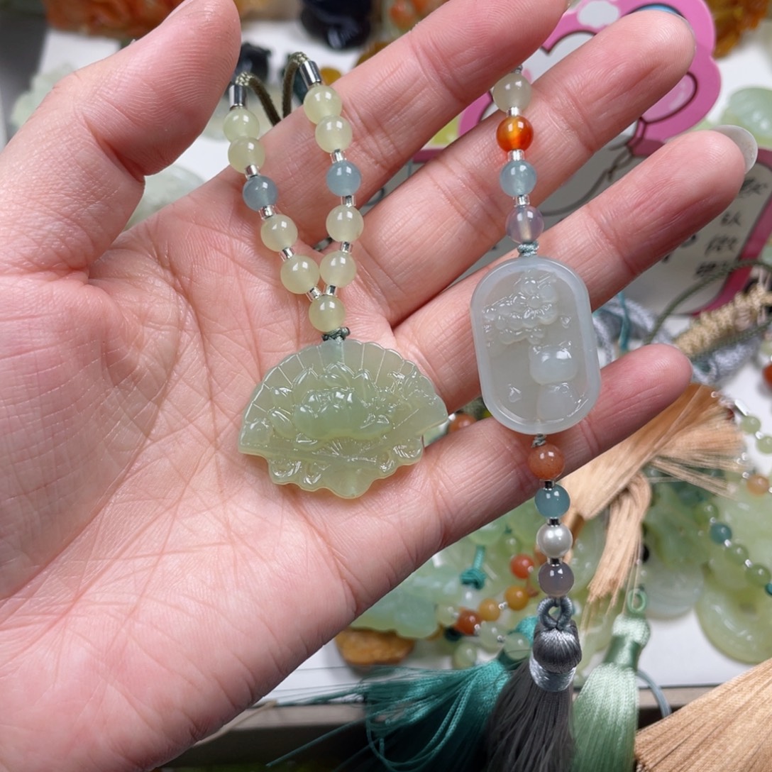 浅***城蛇纹石玉未镶嵌颈饰