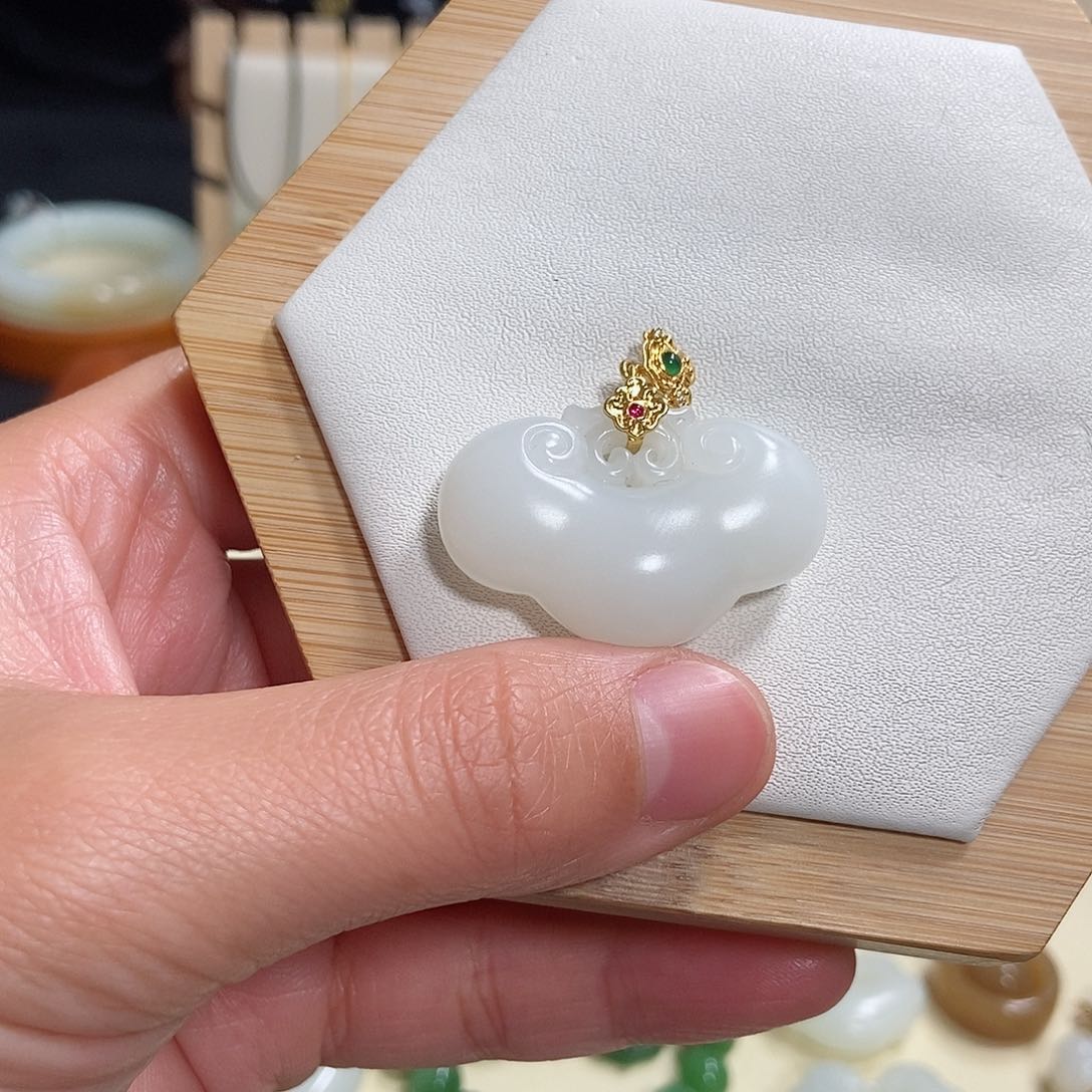 和田玉吊坠(赠链)18K金镶嵌