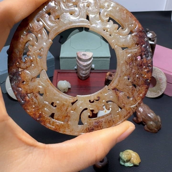 和田玉颈饰未镶嵌云**?